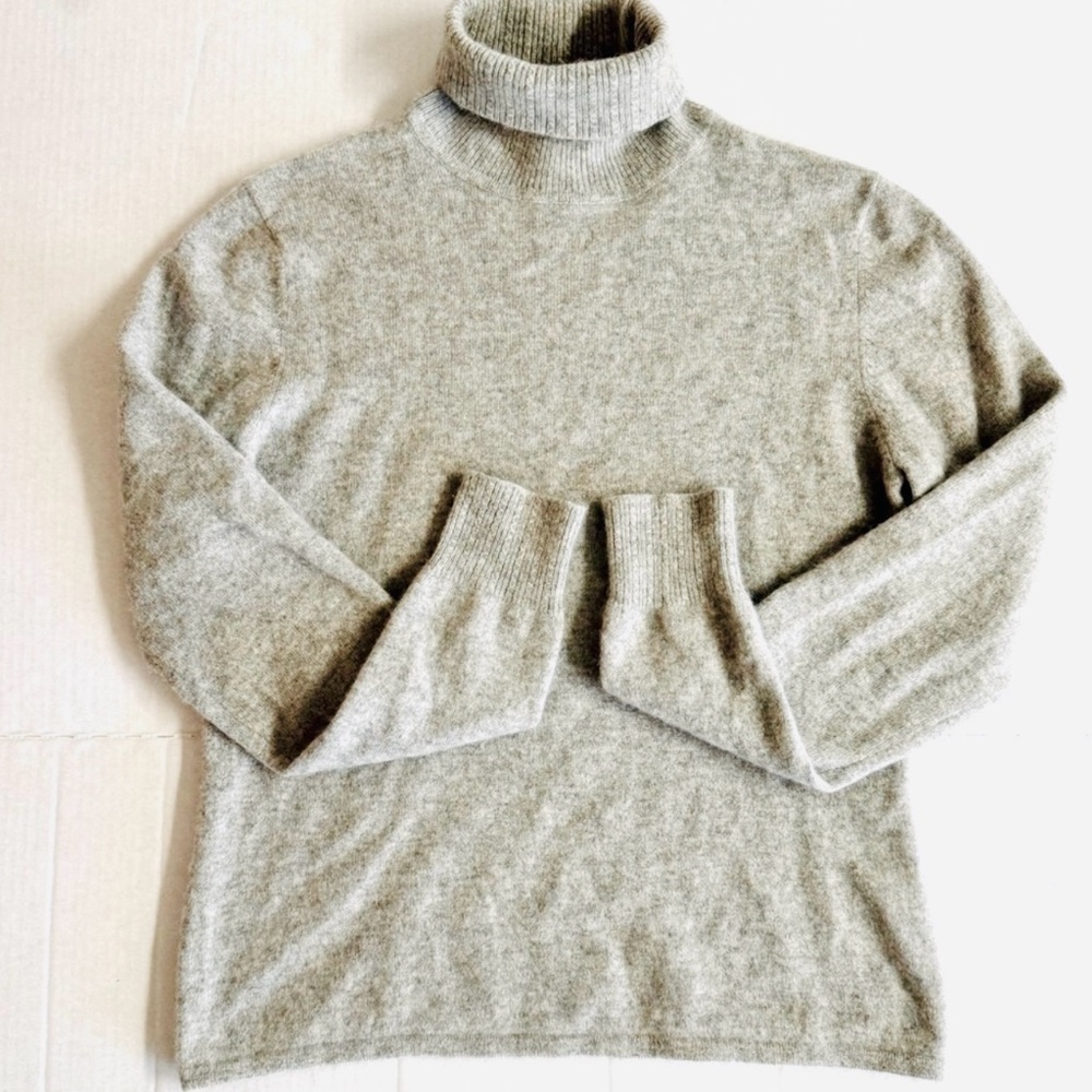 100%Cashmere Ann Taylor heather gray Scandi Girl turtle neck.Size M